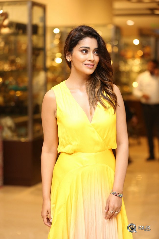Shriya-Saran-at-SIIMA-2019-Pressmeet